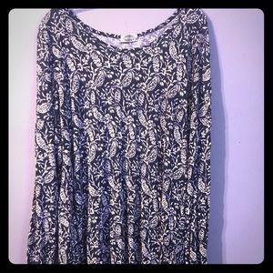 Blouse wit long sleeves. Navy blue and white.